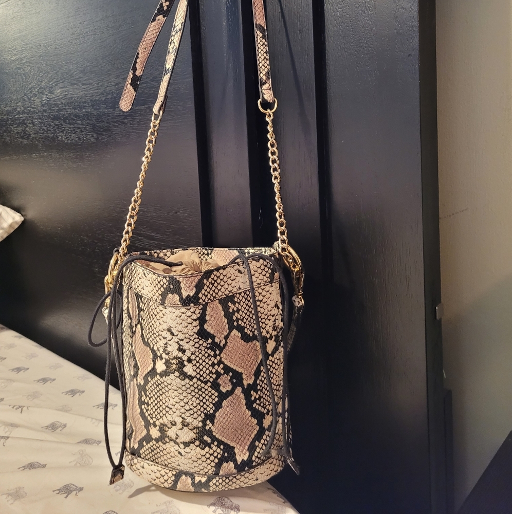 Bucket bag "snakeskin" print